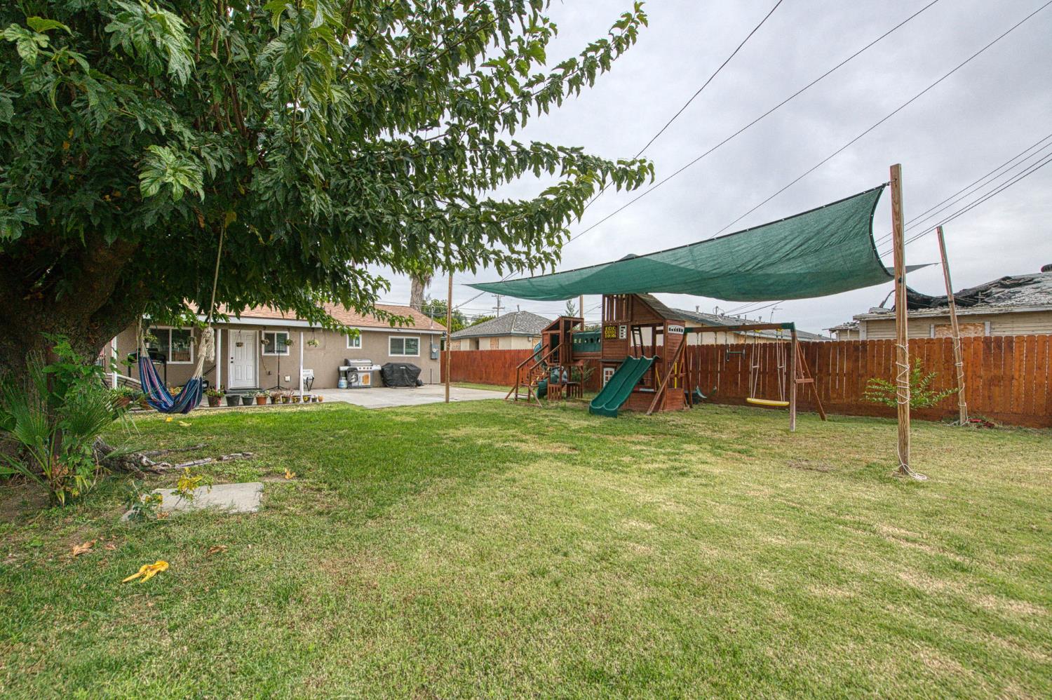 2471 Nebraska Avenue Selma, CA 93662 - Photo 28 of 29 a backyard of a house with table and chairs