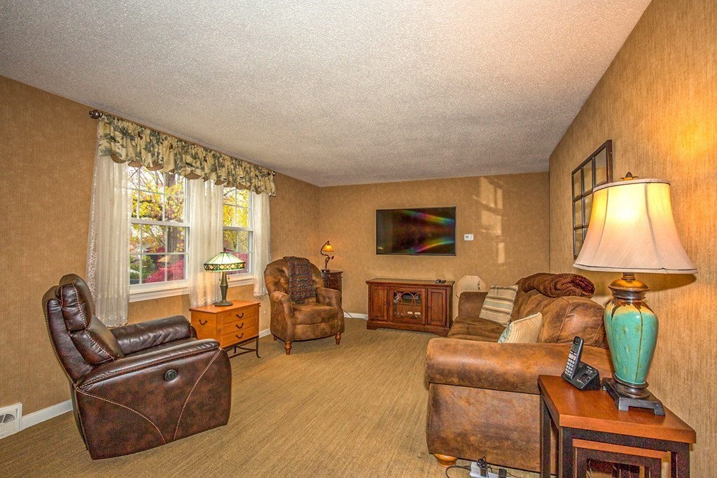 67 Plumtree Circle Springfield, MA 01118 - Photo 3 of 37