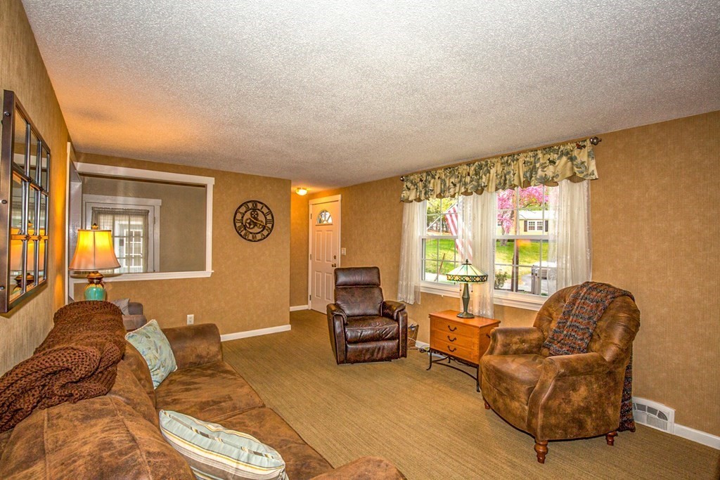 67 Plumtree Circle Springfield, MA 01118 - Photo 4 of 37