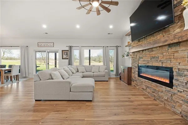 $765,000 | 6404 Gracie Lane, Odessa, MO 64076