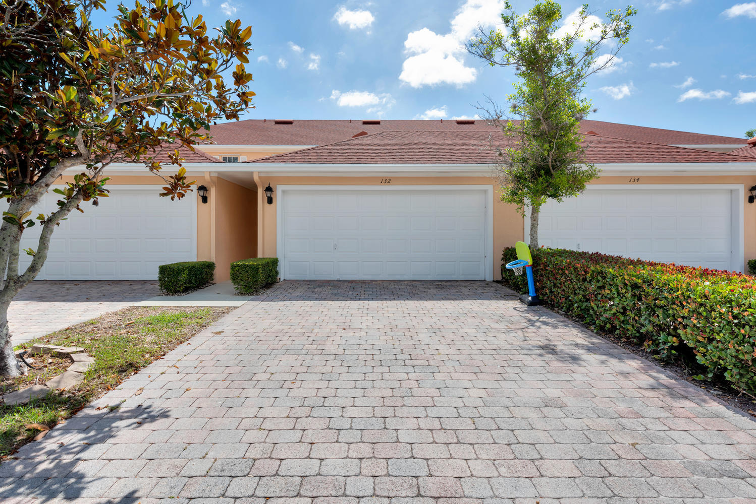 132 Milbridge Drive Jupiter, FL 33458 - Photo 20 of 43 DRIVEWAY