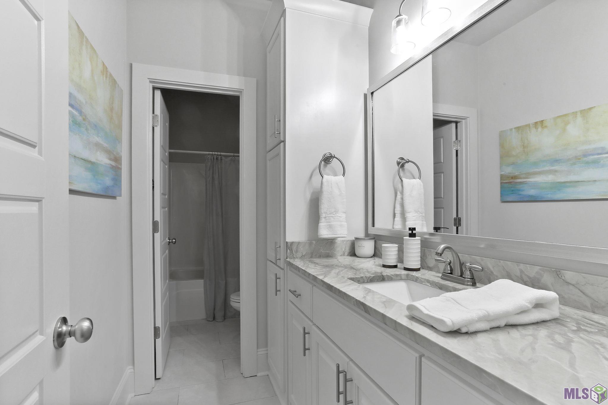 6613 Silver Oak Drive Baton Rouge, LA 70817 - Photo 17 of 18 Guest bath w/ privacy from vanity