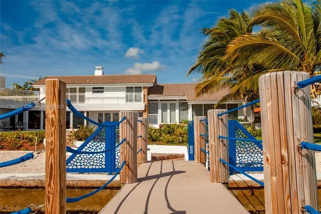 a view of entryway with outdoor area