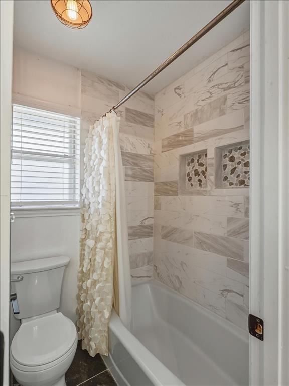 1662 Watson Road Fort Worth, TX 76103 - Photo 21 of 37 Full bath with shower / bath combo with shower curtain and toilet