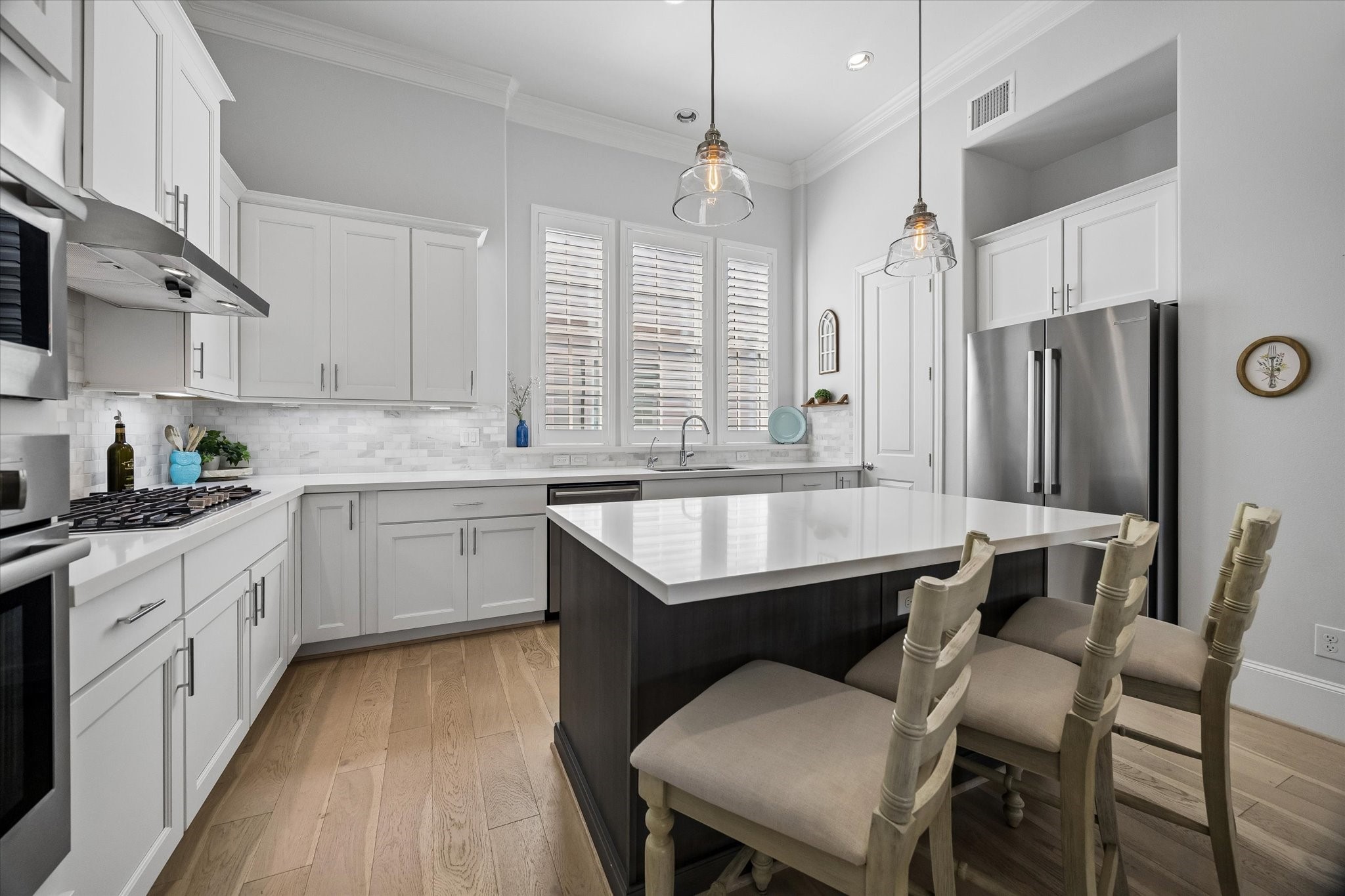 3312 West 12th Street Houston, TX 77008 - Photo 9 of 25 Stainless steel Bosch appliances, quartz countertops, walk in pantry round out this fully functional chef's kitchen.