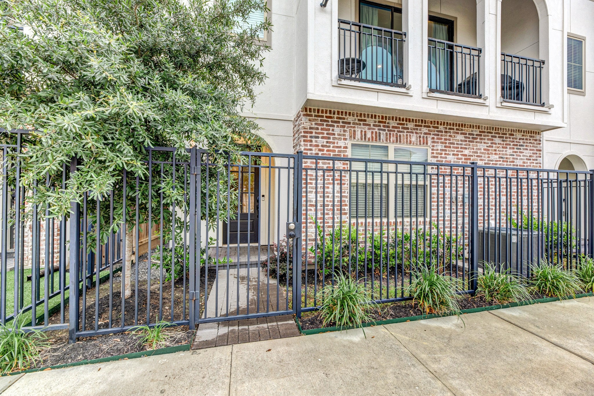 5230 Schuler Street Houston, TX 77007 - Photo 4 of 33