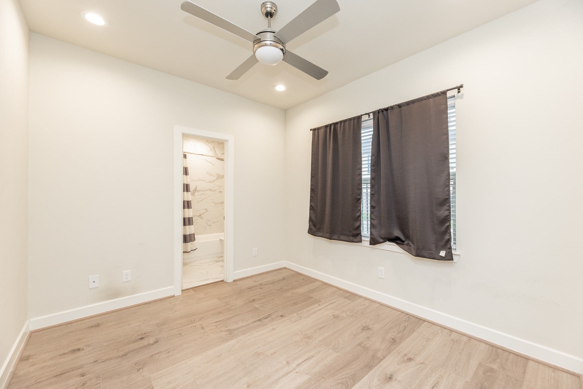 5230 Schuler Street Houston, TX 77007 - Photo 7 of 33