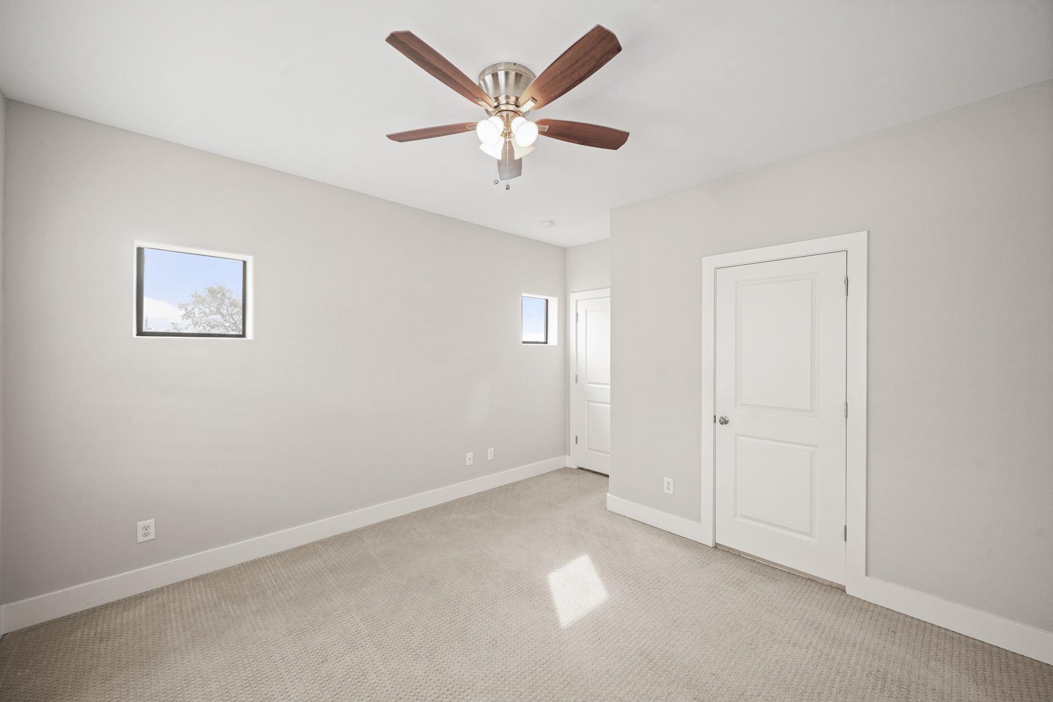 2547 Calumet Street Houston, TX 77004 - Photo 26 of 28 an empty room with closet and a ceiling fan