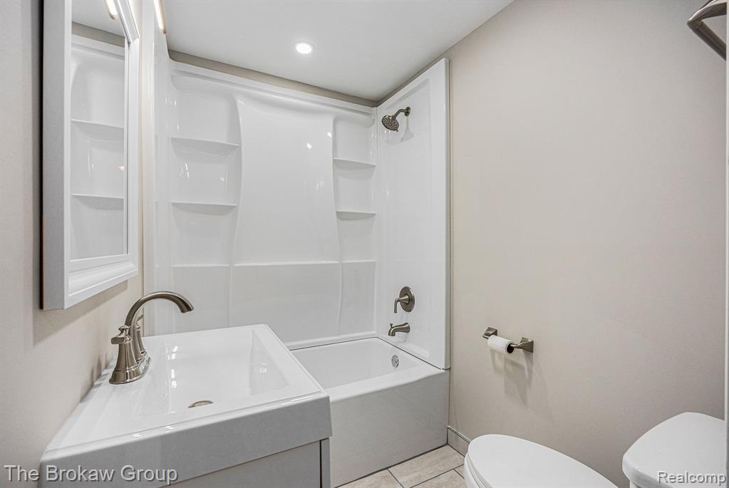 2985 Hessel Avenue Rochester Hills, MI 48307 - Photo 16 of 20