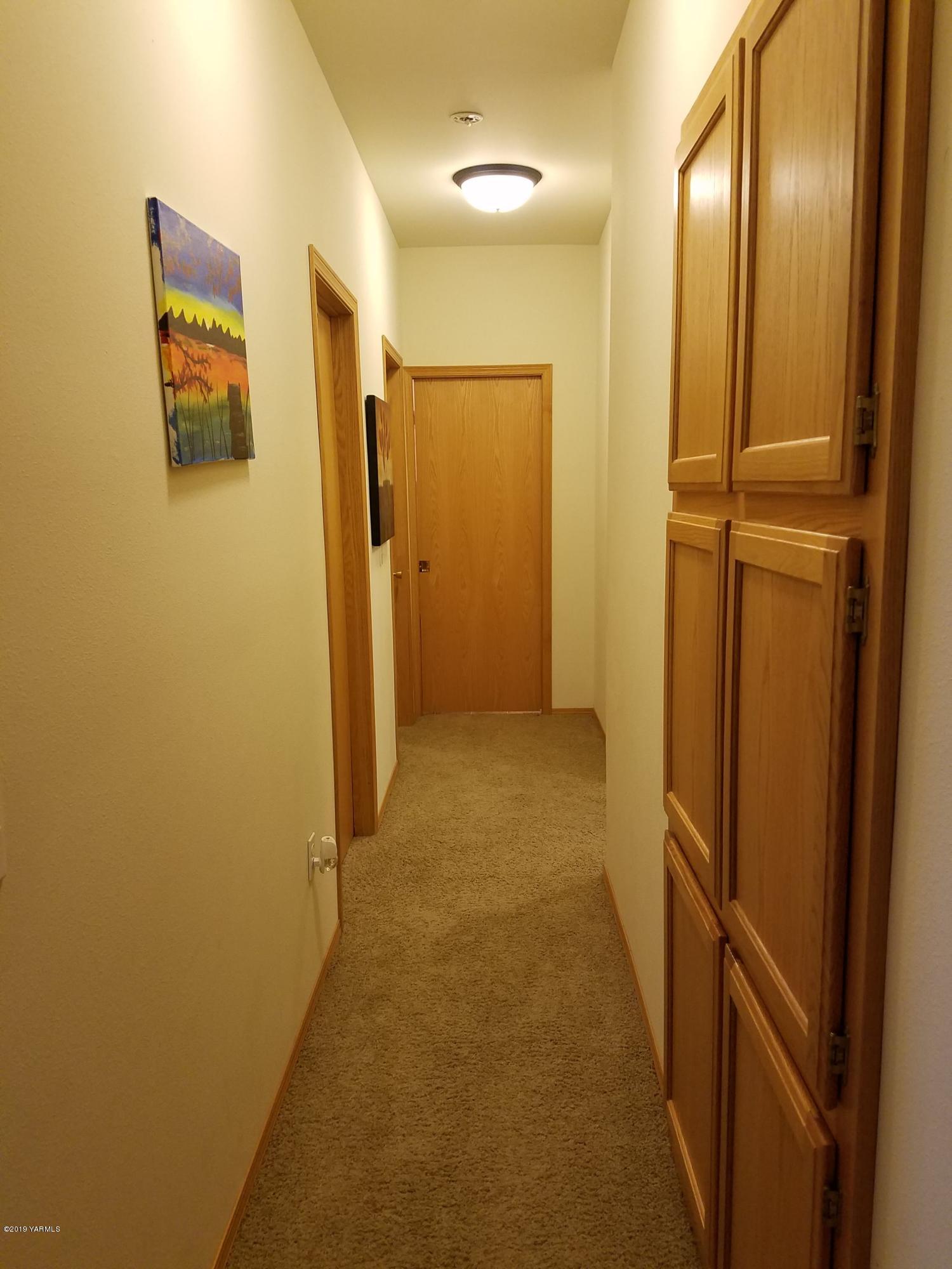 461 Puterbaugh Road Grandview, WA 98930 - Photo 14 of 27 a view of a hallway