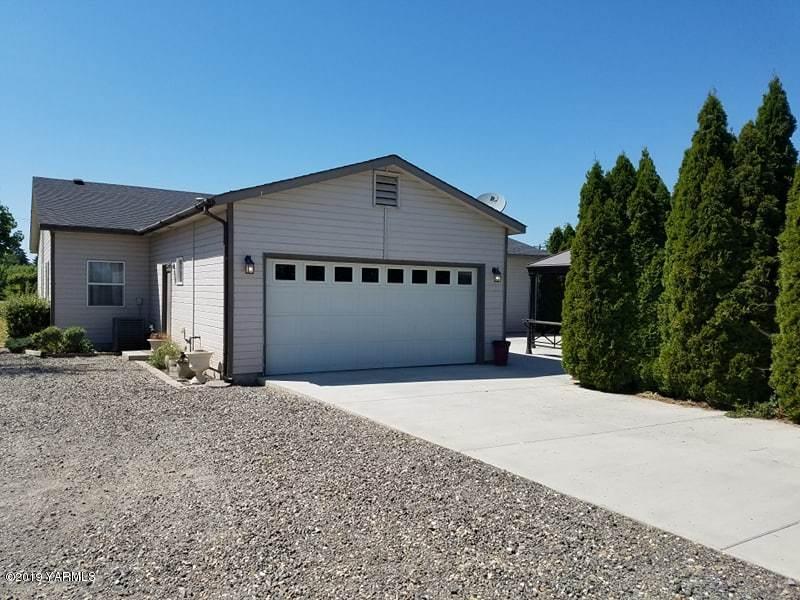 461 Puterbaugh Road Grandview, WA 98930 - Photo 17 of 27 a front view of a house with a yard and garage