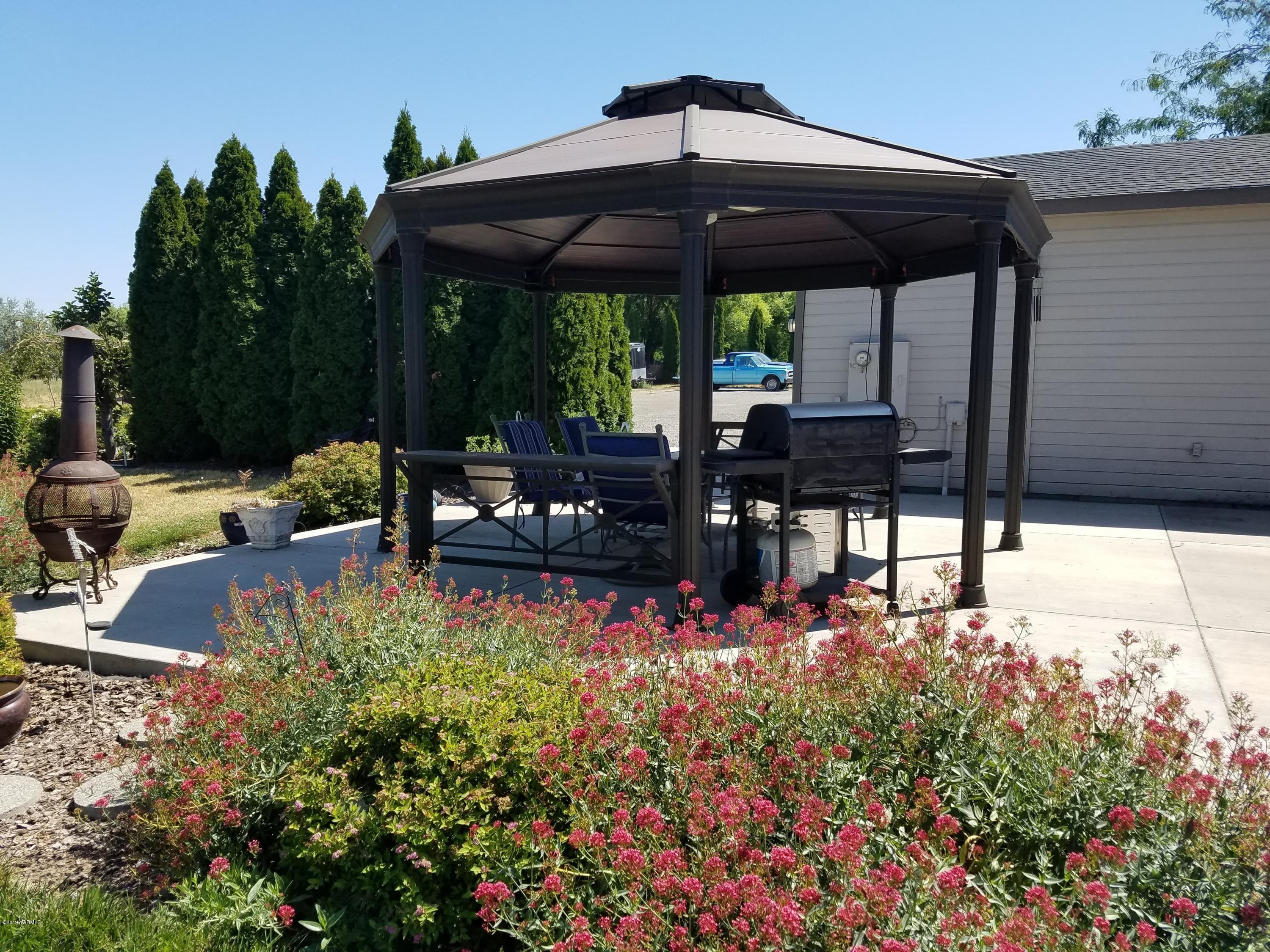 461 Puterbaugh Road Grandview, WA 98930 - Photo 20 of 27 a view of a patio with table and chairs under an umbrella