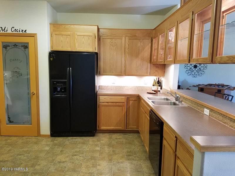 461 Puterbaugh Road Grandview, WA 98930 - Photo 3 of 27 a kitchen that has a sink a stove and a refrigerator