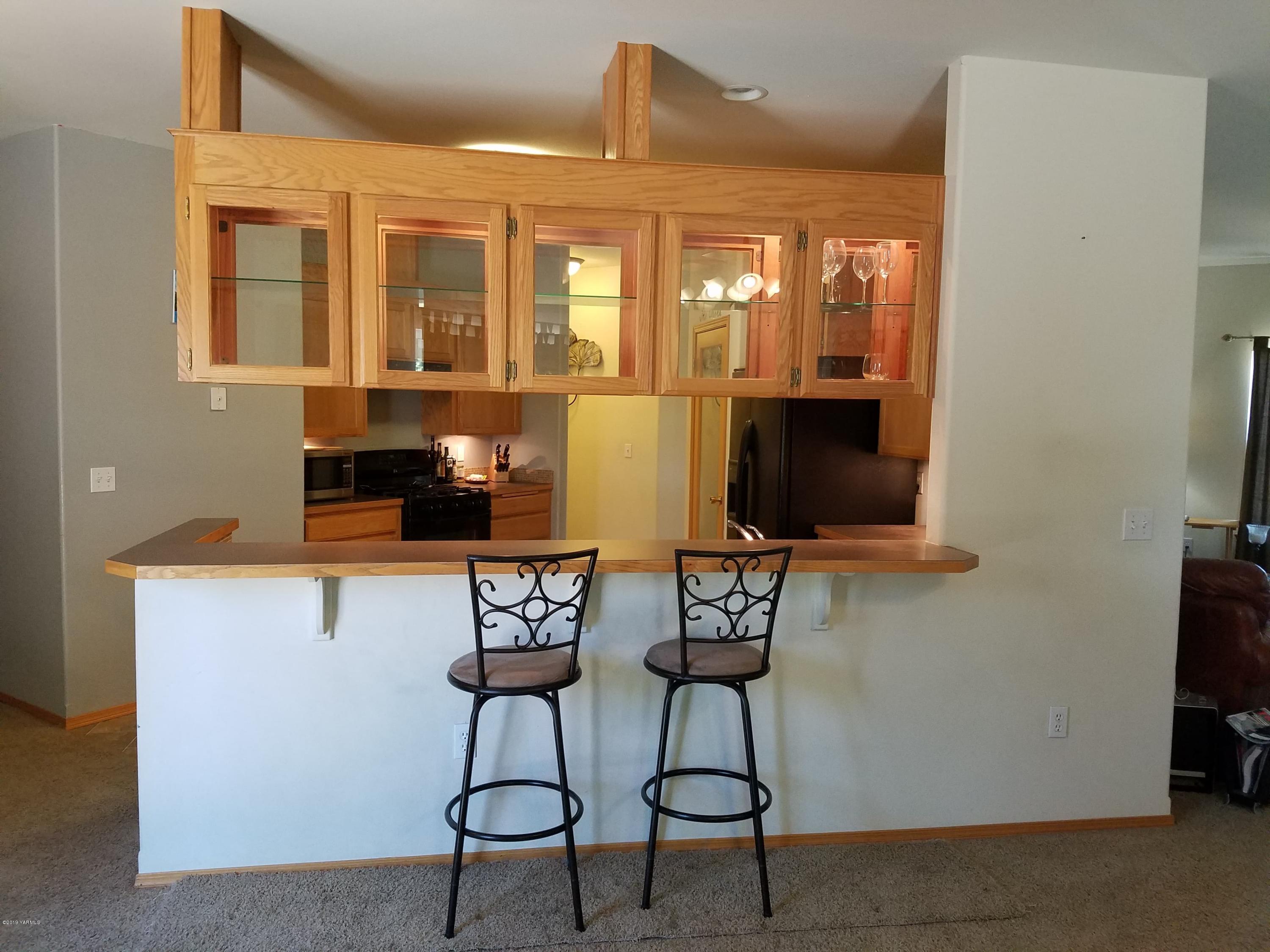 461 Puterbaugh Road Grandview, WA 98930 - Photo 7 of 27 a dining room with furniture and wooden floor