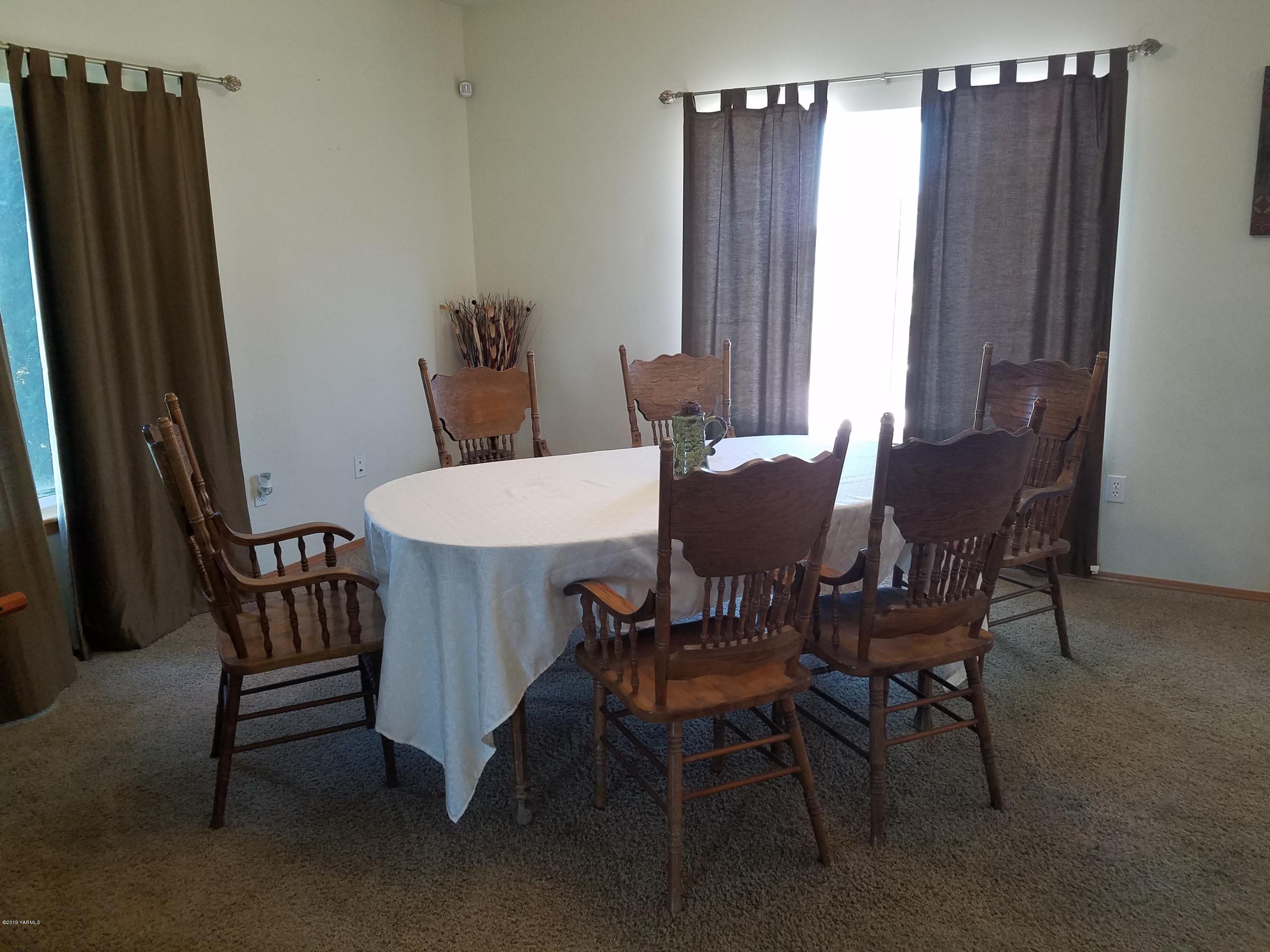 461 Puterbaugh Road Grandview, WA 98930 - Photo 8 of 27 a dining room with furniture and window
