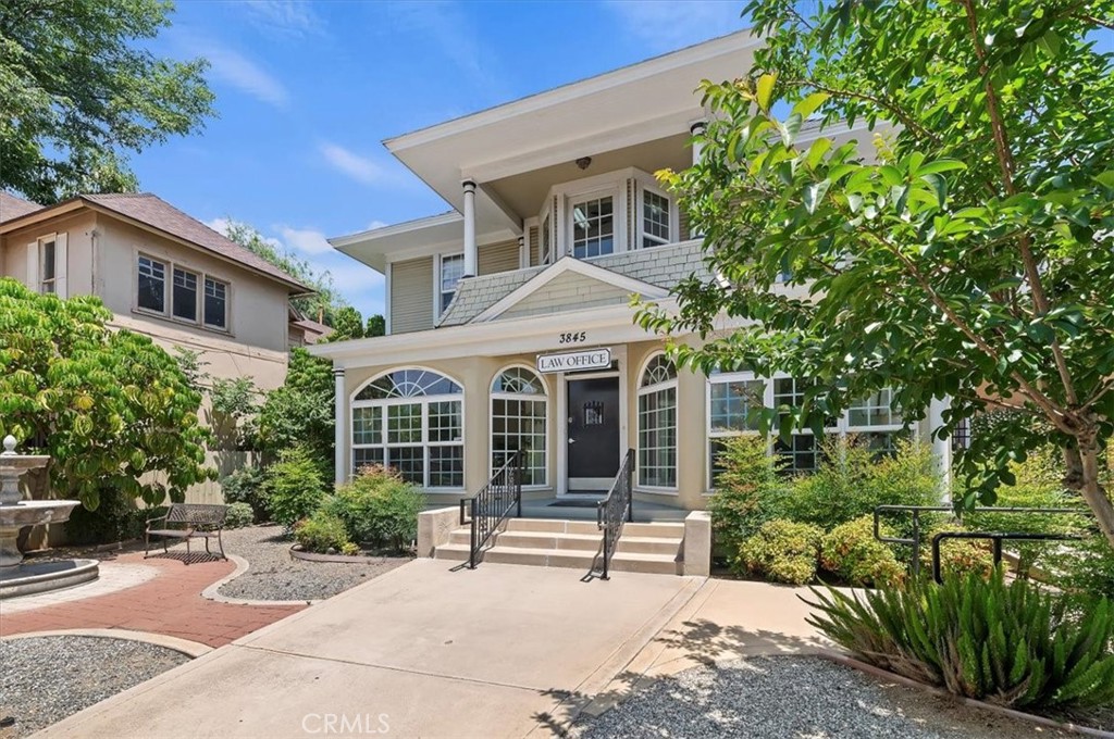3845 Tenth Street Riverside, CA 92501 - Photo 4 of 45 a front view of a house with a garden