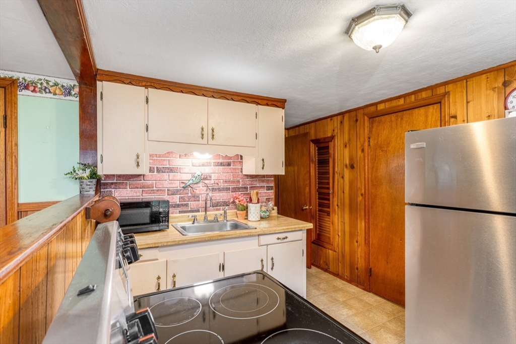 27 Jordan Street Springfield, MA 01129 - Photo 12 of 36