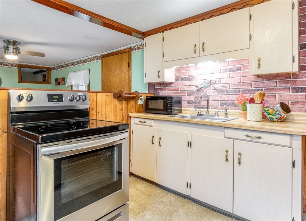 27 Jordan Street Springfield, MA 01129 - Photo 8 of 36