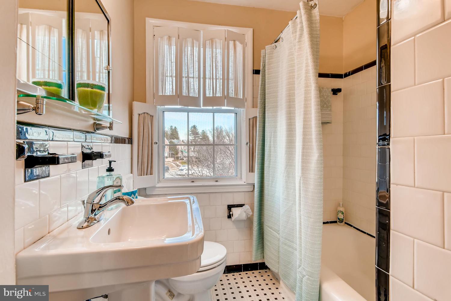 7013 Heathfield Road Baltimore, MD 21212 - Photo 15 of 33 a bathroom with a sink toilet and shower