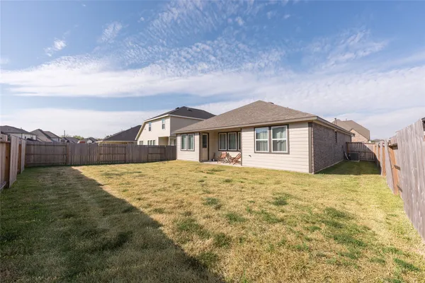 a view of an house with backyard and pool