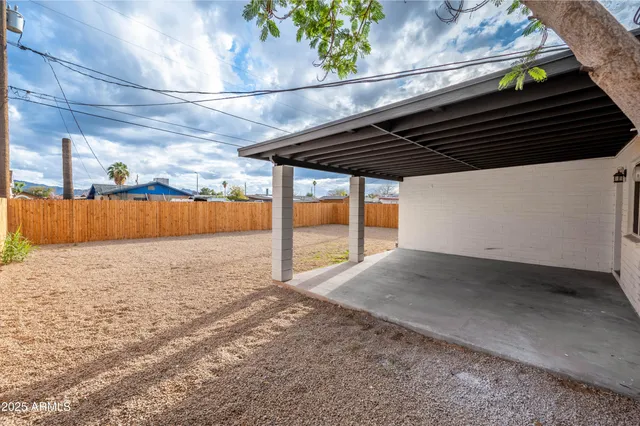 a view of a backyard