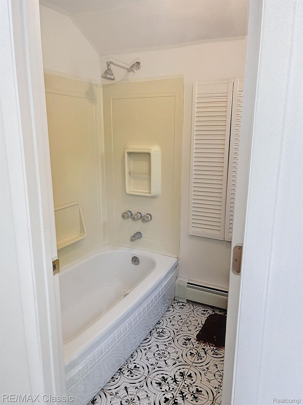 16587 Beech Daly Road Taylor, MI 48180 - Photo 39 of 47 En suite attached full bath
