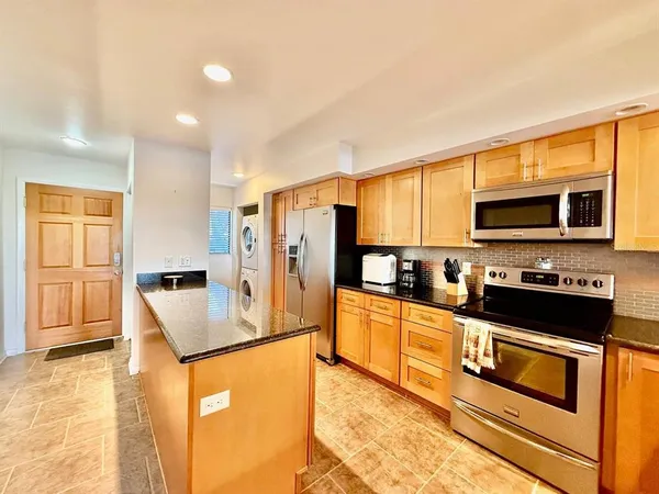 $2,000 | 821 Bahia Del Sol Drive, Unit C, Ruskin, FL 33570