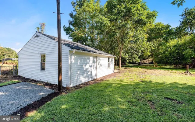 a view of a house with backyard and garden