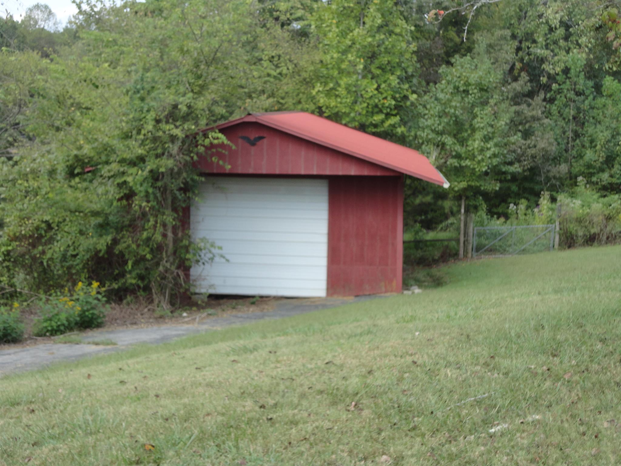 1665 Johnson Chapel Road Sparta, TN 38583 - Photo 4 of 26 Barn with separate driveway