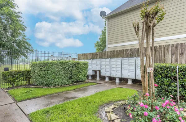 $2,150 | 1722 Redwing Bluff Drive, Houston, TX 77009