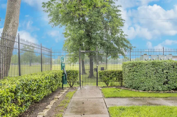 $2,150 | 1722 Redwing Bluff Drive, Houston, TX 77009