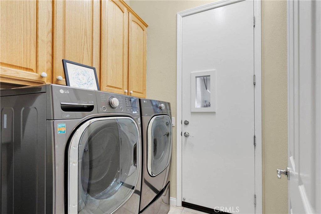 10686 Archerwill Road Apple Valley, CA 92308 - Photo 22 of 55 a utility room with dryer and washer