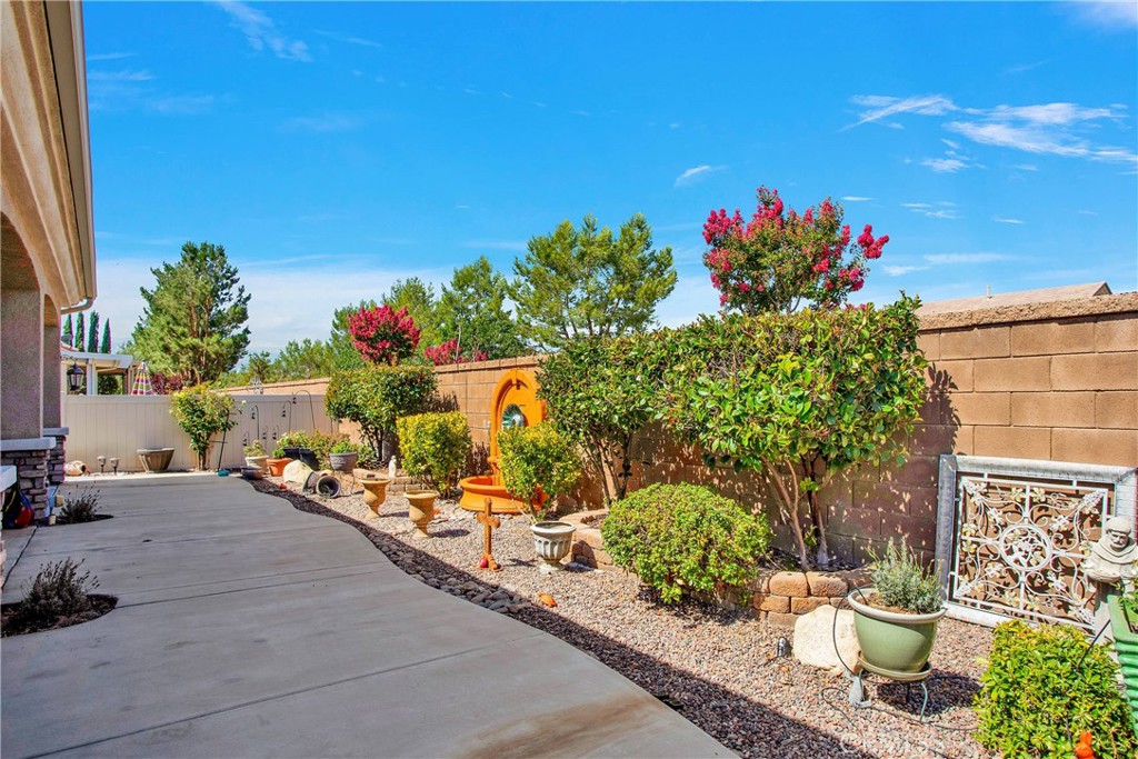 10686 Archerwill Road Apple Valley, CA 92308 - Photo 41 of 55 a front view of a house with a yard
