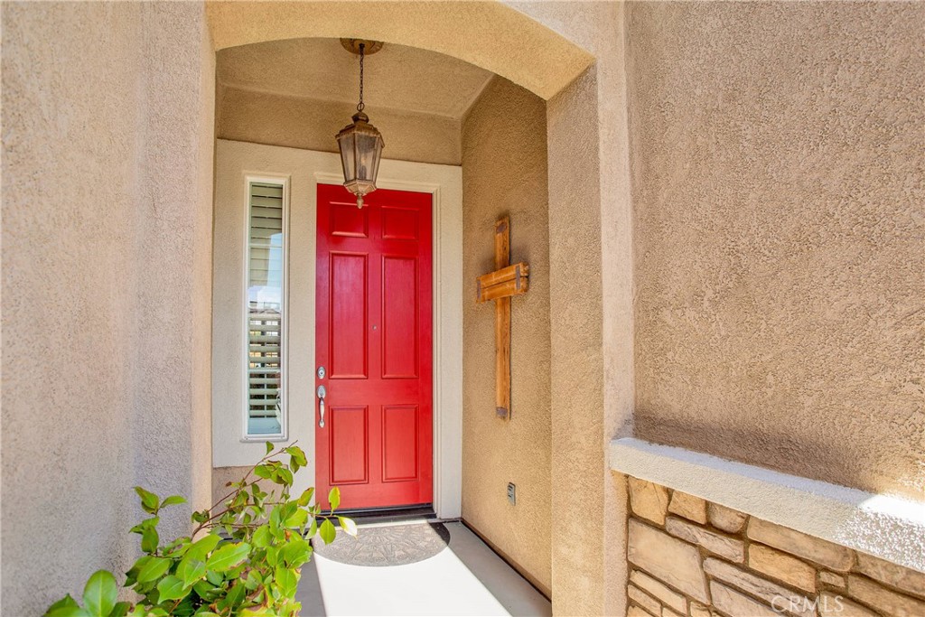 10686 Archerwill Road Apple Valley, CA 92308 - Photo 7 of 55 a view of a hallway with front door