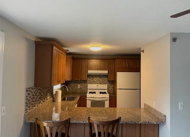 $2,500 | 31 Lantern Lane, Unit 2, Dracut, MA 01826