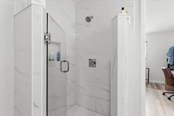 a view of a backyard