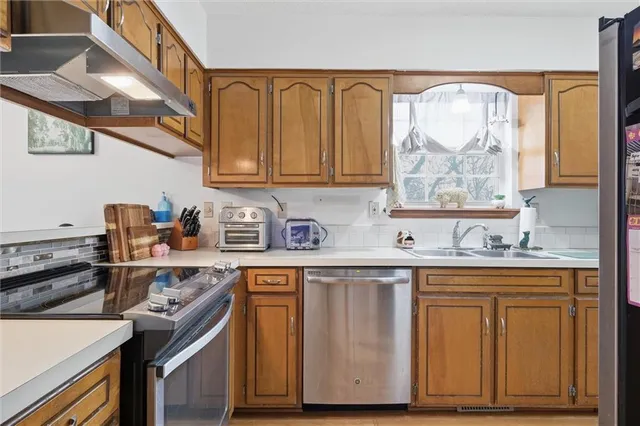 $310,000 | 522 Forest Glen Lane, Lansing, KS 66043