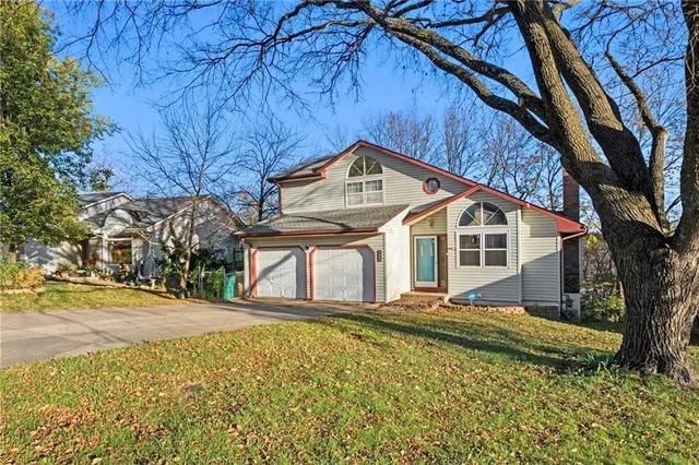 $310,000 | 522 Forest Glen Lane, Lansing, KS 66043