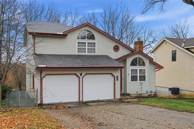 $310,000 | 522 Forest Glen Lane, Lansing, KS 66043