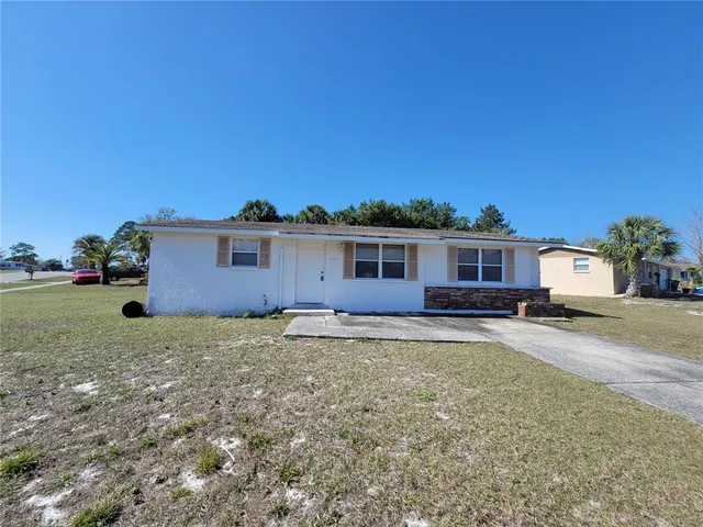 a view of a house with a yard