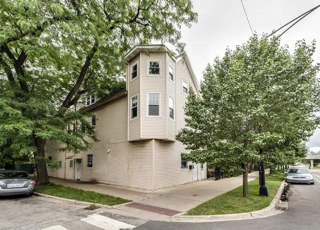 $3,200 | 1825 North Kedzie Avenue, Unit 1, Chicago, IL 60647