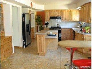 18615 Gill Road Livonia, MI 48152 - Photo 2 of 12 Oak Kitchen
