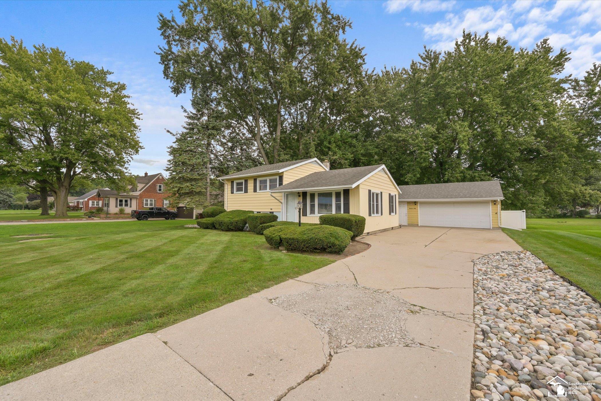1960 Vivian Road Monroe, MI 48162 - Photo 4 of 33 Gallery Image 4