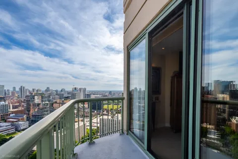 $3,000,000 | 111 West Maple Street, Unit 34023404, Chicago, IL 60610