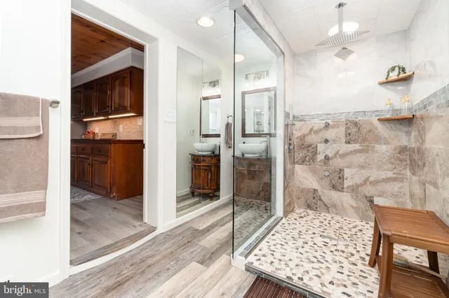 a black and white photo of a room