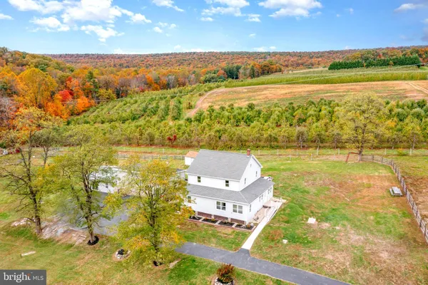 a view of a house with backyard