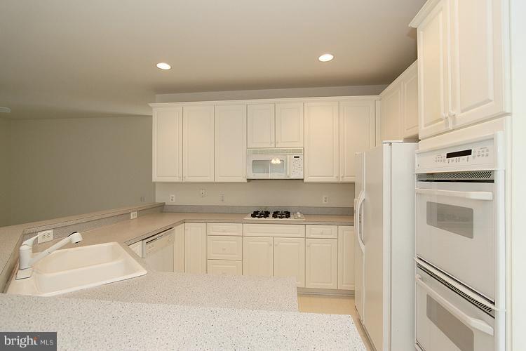 12392 Brown Fox Way Reston, VA 20191 - Photo 5 of 30 Kitchen