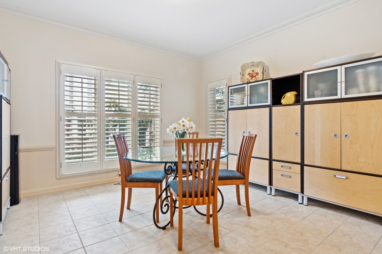 1049 Mar Ln Drive Lake Forest, IL 60045 - Photo 11 of 25 a view of a livingroom with furniture and a window
