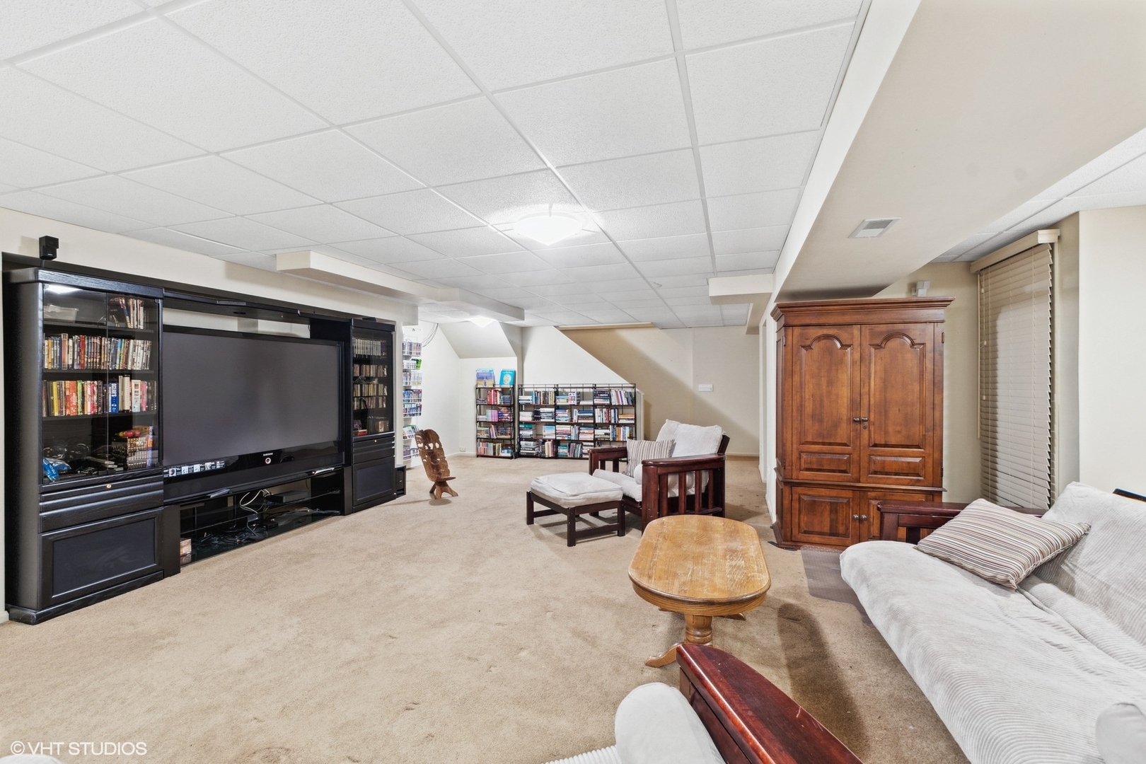 1049 Mar Ln Drive Lake Forest, IL 60045 - Photo 21 of 25 a living room with furniture and a flat screen tv