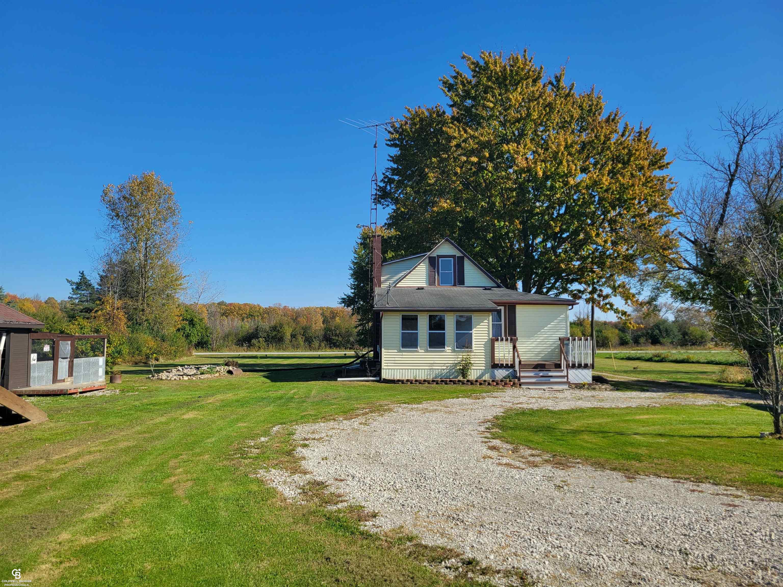 8191 Duquette Road Yale, MI 48097 - Photo 3 of 35 50158823-64e66d2e-3416-4a00-a03a-f2c42656e210.JPG